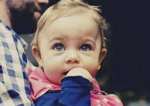 Kleinkind mit blauen Augen; Bild zu: der liebevolle Blick