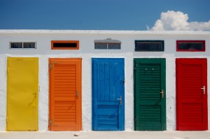 farbige Türen; Bild zu: wahre Freunde