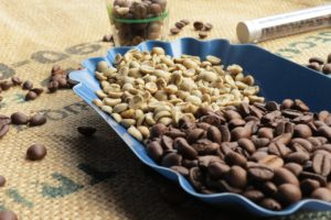 grüne und braune Kaffeebohnen: Bild zu; Schluss mit Vergleichen