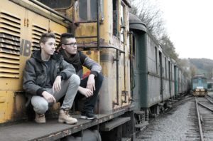 zwei Jungs auf einem alten Bahnhof; Bild zu: vom Glück alter Freundschaften
