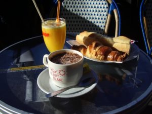 Frühstück in einem Café in Paris: Bild zu; Tagträumen