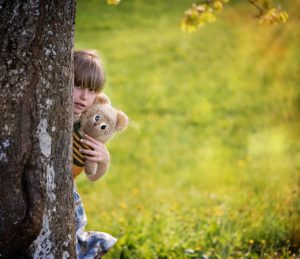 Mädchen versteckt sich hinter einem Baum: Bild zu; Ängste überwinden